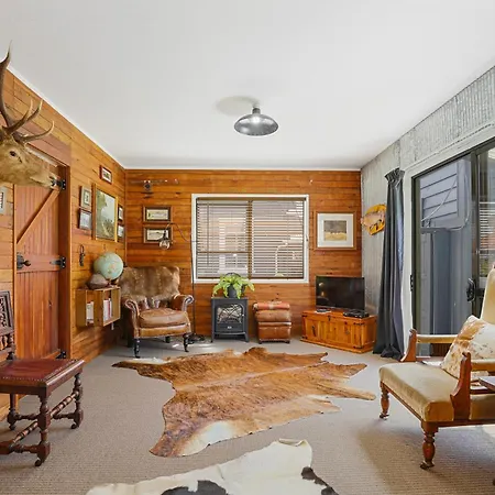 Timber Retreat - Cbd Location Guest House